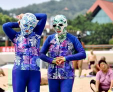 "범죄자냐" 해변에 이것 쓴 여성들…조롱에도 중국→유럽 확산[트민자]