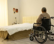 [단독]"치매 악화, 살 쭉쭉…요양원서 금기약물 투여" 고소장 날린 가족들