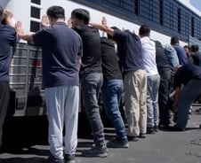 구금 한국인 '수갑 없이 출국' 요청에…"트럼프 '韓 요구대로' 지시"