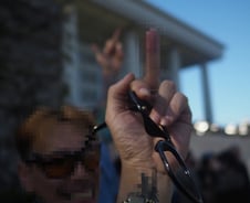 [단독]문신사법 불발 때문? 문신사들, 국회서 손가락욕에 흡연샷까지