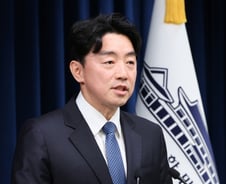 강훈식 비서실장, '美 구금' 한국인 근로자 316명 귀국길 마중