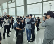 '한국 도착' 전세기 문 열리자 박수 터졌다…'미 구금' 근로자 316명 귀환