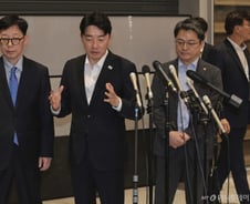 '美 구금' 316명 맞이한 강훈식 비서실장 "빨리 모시지 못해 송구"