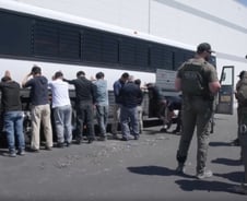 곰팡이 핀 침대, "니하오" 조롱…'미란다' 고지 없이 수갑 채운 미국