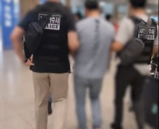 'KT 소액결제' 중국국적 용의자 2명 검거…"불법 기지국 차에 싣고 범행"