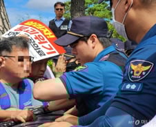 "24일부터 무기한 파업" 선언한 국립대병원 노조, 경찰과 대치까지