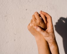 "이게 뭐지?" 가을볕 쬐니 온몸에 '하얀 반점'…100명 중 1명 흔한 병