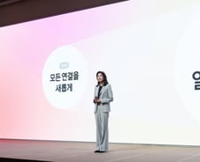 "부장님 사진 보기 싫다" 줄줄이 '평점 1점'…카톡, 업데이트 반발에 결국