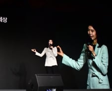 "카톡 피드 싫어요" 반발에 결국…카카오 '친구목록' 되살린다