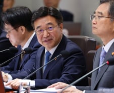 윤호중 "내일부터 전소된 96개 업무프로그램 이전 시작"(상보)