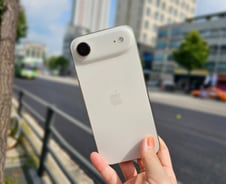 "얇고 가볍지만 그립감은 뚝"…'아이폰 에어'의 첫인상 [테크로그]