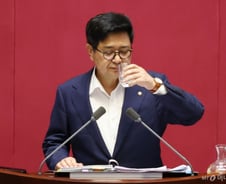 '이춘석 페이크 음성' 틀자 與野 고성…과방위, 국감 첫날부터 파행