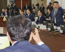 "왜 지X이야" "내란이 지X이지"…국방위, 계엄 놓고 막말 충돌