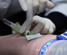 혈액 한 방울로 암 진단? 한국선 무리…식약처 5년째 '기준'도 안 정해