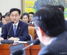 "캄보디아 軍작전 펼쳐야" "쿠팡 김범석 재소환" 정무위 여야 한목소리