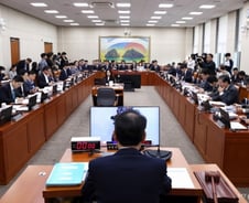 "MBK 자료제출 거부" 국회 정무위 출석 앞두고 샅바싸움