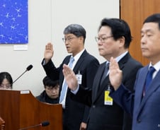 "이재명 대통령 예능 출연, JTBC 부르자" vs "尹 나온 유퀴즈는?"