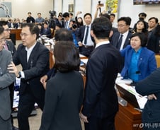 "새X야, 너 나가" 국회의원들의 난데없는 '벤치 클리어링'…왜?