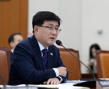 "한다는 거냐, 안한다는 거냐"...새 원전 확답 피한 기후장관에 野 질타