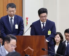 국감장 나온 김병주 "홈플·롯카 사태, 국민께 죄송"