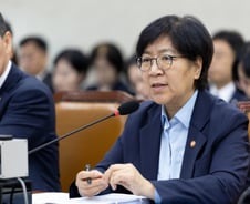 정은경 장관 "'창고형 약국' 소비자 호도 광고 못하게 할 것"