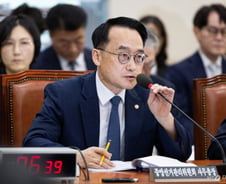 與 "계엄군 왜 고발 조치 안 하나"…선관위 "검토해보겠다"