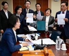 민주당, 대법원 찾아가 "이재명 대통령 재판 자료 내놔"…조희대 불출석