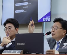"야, 옥상으로" "감정조절 안되나"…김우영 vs 박정훈 2R에 과방위 파행
