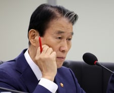 野 "보훈장관, 세종 근무 단 8일"…권오을 "이재명 대통령도 지적" 수긍