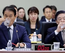 "사퇴 생각 없나" 與, 김형석 역사관 십자포화…野, 권오을 상대 맞불