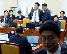아침에 증인 불러놓고 '해질녘' 질의 시작…"깽판 치느라 할 일도 안해"