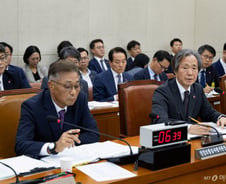 여야 '中 의료쇼핑' 공방…심평원, '청부살해범 허위진단서 의사 임명' 질타도