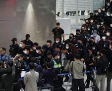 '마스크에 수갑' 한국 도착한 64명…캄보디아 송환자 전원 경찰 압송