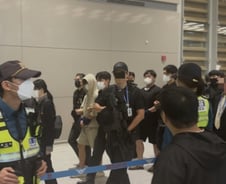 "다 젊은사람, 몸엔 문신"…수갑 찬 송환자에 "형!" 난입 소란도