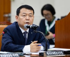 "우크라 재건사업, 尹 주가조작만 남아" VS "다른 돈 벌 곳 있냐"