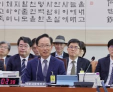 '이 대통령 선거법 파기환송' 공방…"설익은 판결" vs "재판 재개"