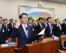 "규제로 집값 잡을 수 있나" vs "불 번지던 상황"…부동산 대책 공방