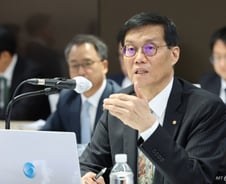 이창용 "부동산 불 지피는 역할 안 할 것"…금리 동결 시사(종합)