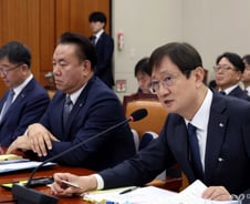 "민중기 국감 불러야" vs "김건희 비호하나" 또 맞붙은 與野 정무위
