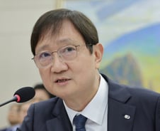 "강남 아파트를 창고로 쓴다고?" 野, '이 대통령 동기' 금감원장에 맹공