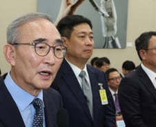 KT, 다음달까지 위약금 면제…유심 교체시 '대란 주의보'
