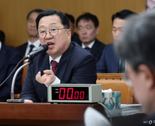 "계엄 옹호하나" "내가 학생회장 출신"…이장우 대전시장과 계엄 공방