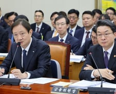 野 "현금 부자 위한 부동산 시장" 與 "尹정부 때 몰린 자금, 생산적 금융으로"