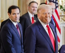 트럼프, 김해공항 거쳐 '마린원' '더 비스트' 타고 경주 입성