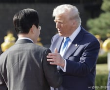 이재명 대통령, '신라 금관 모형' 선물…트럼프 "대단히 감사"