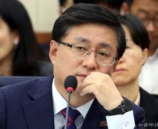 "재생에너지 지나치게 확신"…김성환 기후장관 "제가 허풍 떨겠나"