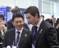 홀쭉해진 방시혁, BTS RM과 'APEC CEO 서밋' 개회식 참석