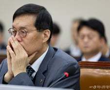 '연 200억달러 이하' 한미 관세협상 타결에…이창용 한은 총재 "다행"