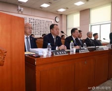 정성호, 재판중지법 통과 부작용 묻자 "법원, 헌법 근거해 재판 처리"