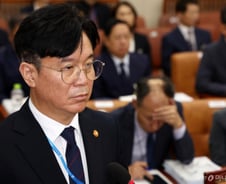 '런베뮤' 20대 직원 과로사 의혹...김영훈 노동장관 "필요하면 여러 조치"